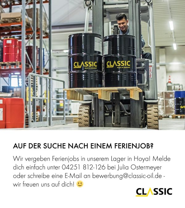 Ein Mann in einem Lagerhaus bedient einen Gabelstapler, der zwei Fässer mit der Aufschrift CLASSIC transportiert. Der folgende Text wirbt für Sommerjobs in einem Lagerhaus in Hoya und enthält Kontaktinformationen für Bewerbungen.