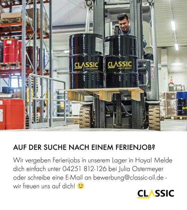 Ein Mann in einem Lagerhaus bedient einen Gabelstapler, der zwei Fässer mit der Aufschrift CLASSIC transportiert. Der folgende Text wirbt für Sommerjobs in einem Lagerhaus in Hoya und enthält Kontaktinformationen für Bewerbungen.