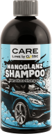 Eine Flasche eines Autopflegeprodukts mit der Aufschrift Nanoglanz Shampoo und der Abbildung eines glänzenden blauen Autos, das von Seifenschaum umgeben ist, auf dem Etikett, um seine Wirksamkeit unter den Pflegeprodukten hervorzuheben.